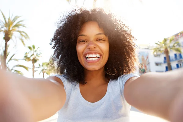 Selfie nevetés fekete nő — Stock Fotó