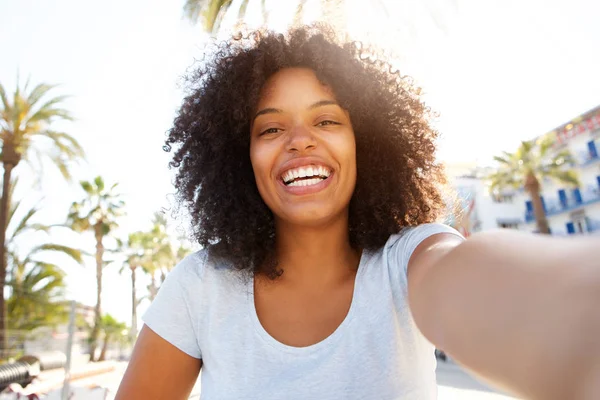 Selfie από χαρούμενα μαύρη γυναίκα — Φωτογραφία Αρχείου