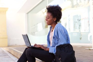 kaldırımda oturan kız öğrenci