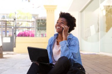 kaldırımda oturan kız 