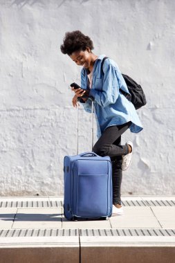 bavul tarafından duran kadın 