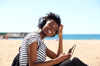 cep telefonu açık havada kadınla 