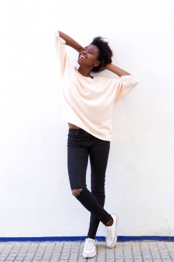 siyah kadın modeli gülümseyen