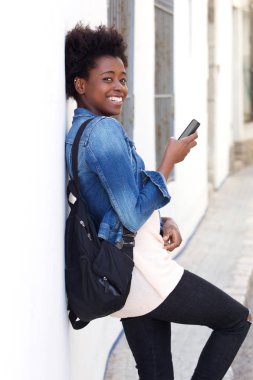 Dışarıda genç Afrikalı kadın 