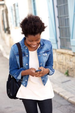 Yürüyen genç siyah kadın