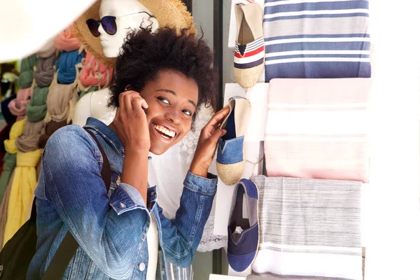 Smiling young woman shopping — Stock Photo, Image