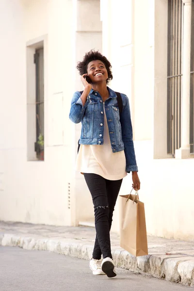 Mujer caminando por la calle — Foto de Stock