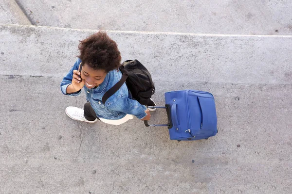 Menina andando na rua — Fotografia de Stock