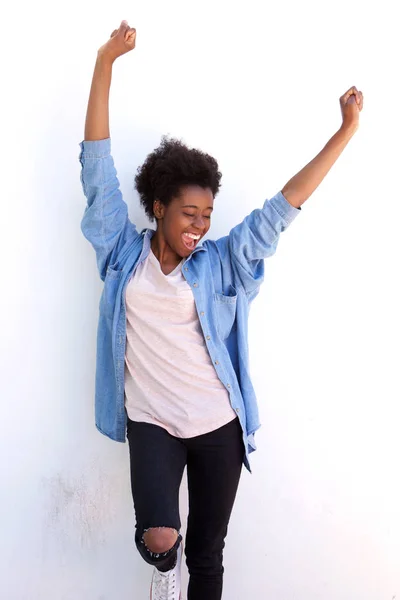 Jeune femme africaine excitée — Photo