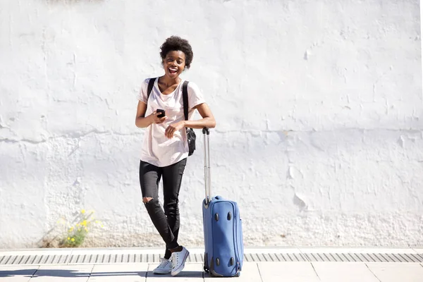 Fêmea de pé com bagagem — Fotografia de Stock