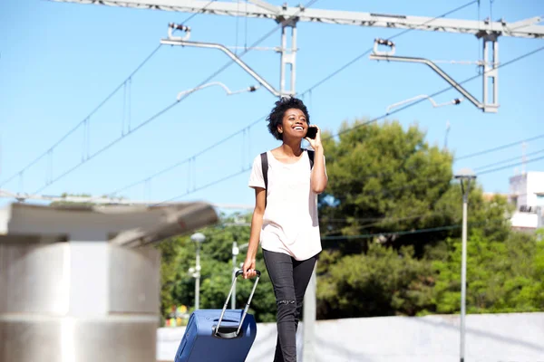 African american vrouw lopen — Stockfoto