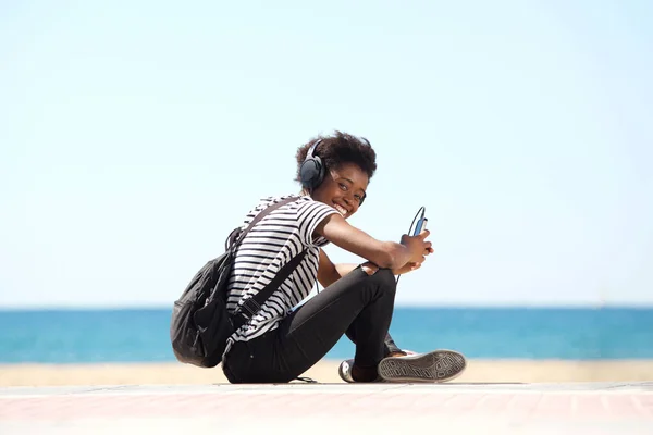 Frau benutzt Smartphone — Stockfoto