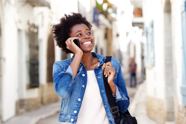 Afroamerikanerin im Gespräch — Stockfoto