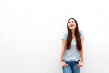 Beyaz arka planda gülümseyen kadın