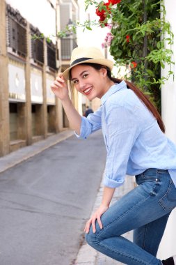 Duvara yaslanan kadın 