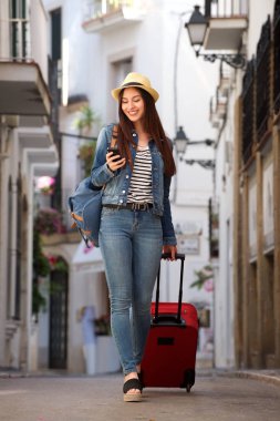 Sokakta yürüyen kadın