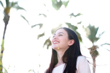 Gülümseyen güzel kadın 