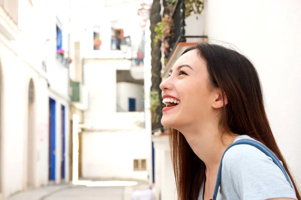 Woman standing on city street — Stock Photo, Image