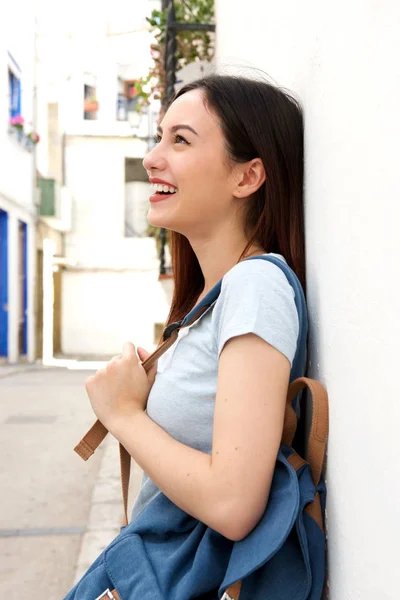 Mujer de pie con mochila — Foto de Stock