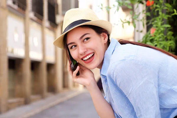 Glückliche Frau mit Hut — Stockfoto