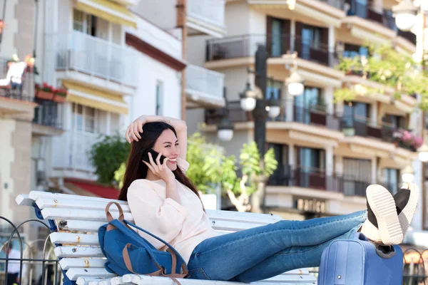 Frau sitzt draußen — Stockfoto