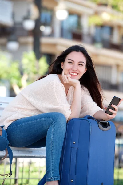 Frau mit Koffer und Handy — Stockfoto
