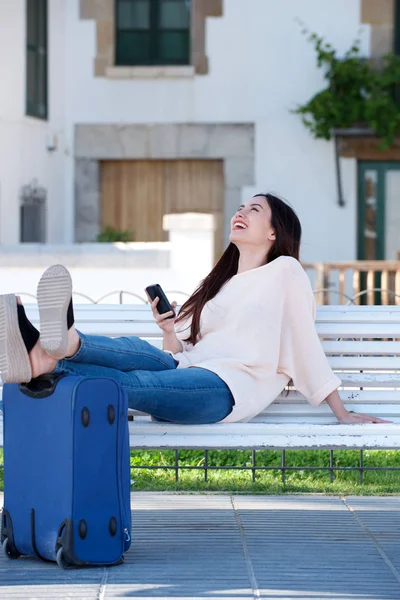 Vrouw met koffer en mobiel — Stockfoto