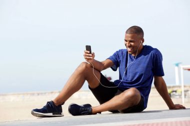 Runner deniz kenarında rahatlatıcı 