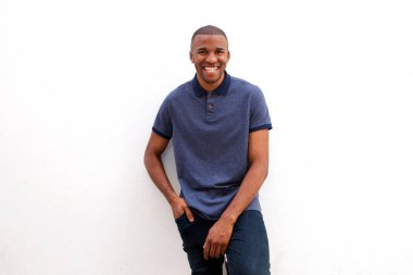 Beyaz arka planı gülen adam