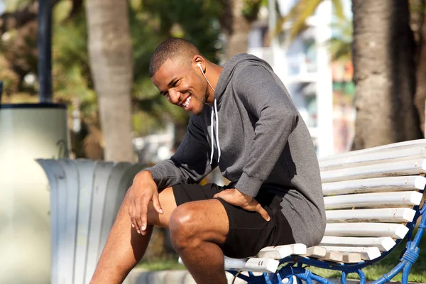 Bankta oturan uygun erkek atlet — Stok fotoğraf