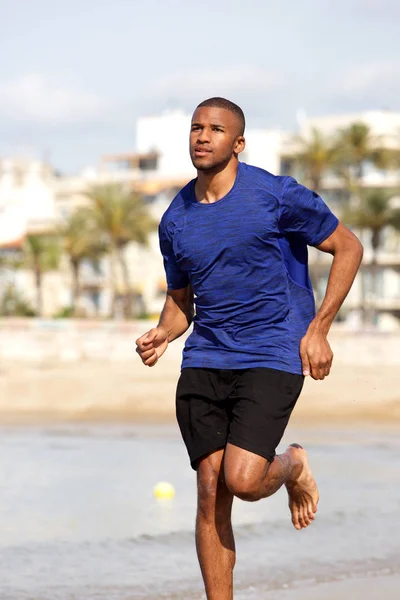 Afrikanisch-amerikanischer Mann läuft — Stockfoto