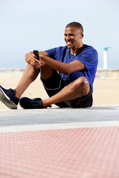 Fitness killen avkopplande på seaside — Stockfoto