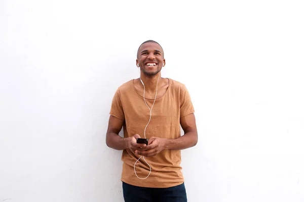 Homem africano ouvindo música — Fotografia de Stock