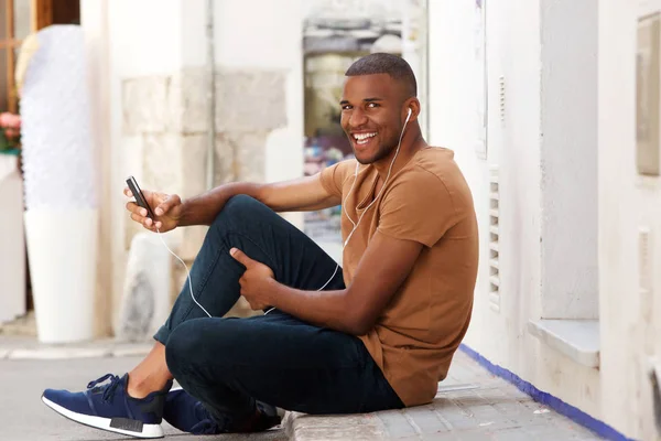 Africano chico sentado al aire libre —  Fotos de Stock