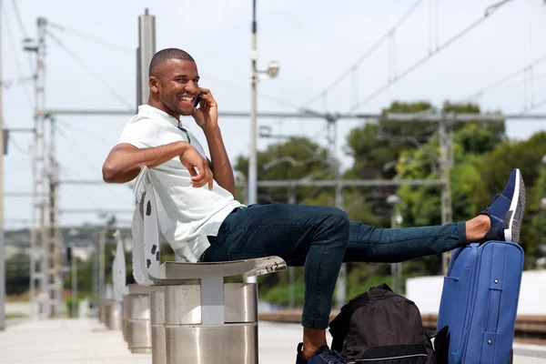 Viaggiatore maschile alla stazione — Foto Stock