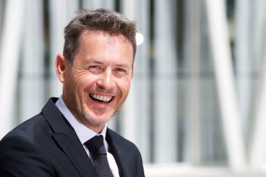 gülen yaşlı işadamı 