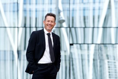 Kendine güvenen işadamı gülümseyen