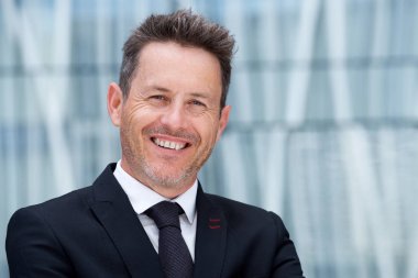  gülümseyen yakışıklı işadamı 