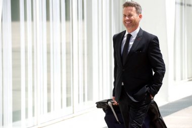 İş gezisinde gülümseyen adam 