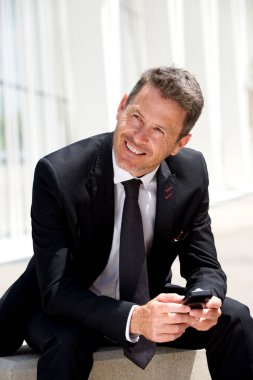  oturma ve gülümseyen iş adamı 