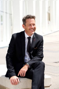 Oturan işadamı gülümseyen