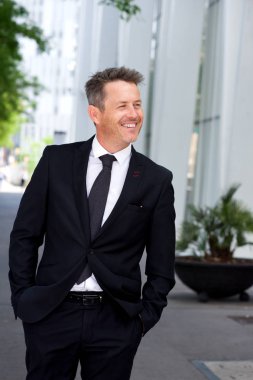 dışında yürüme işadamı 