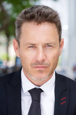  Ayakta dışında ciddi iş adamı 