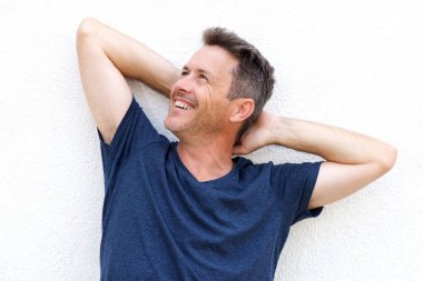 neşeli yaşlı adam 