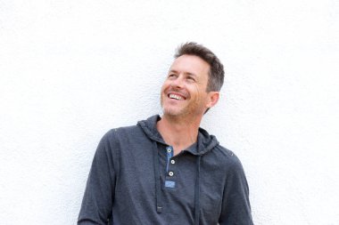 Beyaz arka plan üzerinde büyük erkek duran