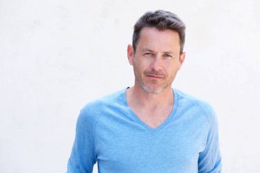 yakışıklı bir yaşlı adam 