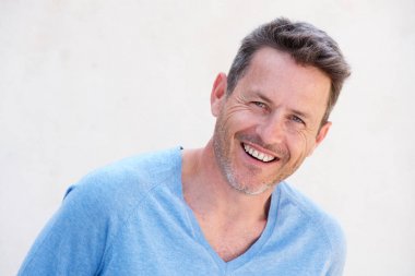 neşeli yaşlı adam 