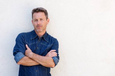 yakışıklı bir yaşlı adam 