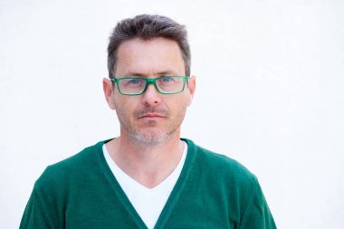 yakışıklı bir yaşlı adam