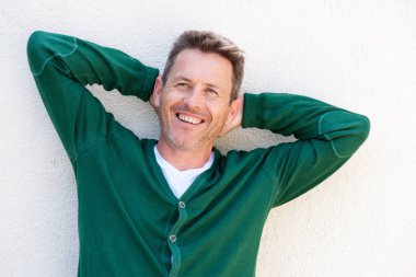 Ellerini başının arkasında ile mutlu adam 